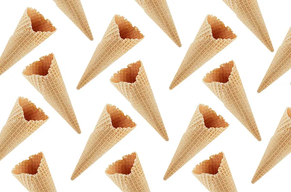 白い背景に隔離された装飾的なランダムな夏の食べ物パターンとして空のワッフルアイスクリームコーン — ストック写真