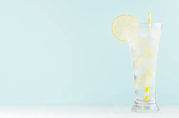 Frostige Transparente Limonade Mit Zitronenscheiben Eiswürfeln Mineralwasser Gelb Gestreiftem Stroh — Stockfoto