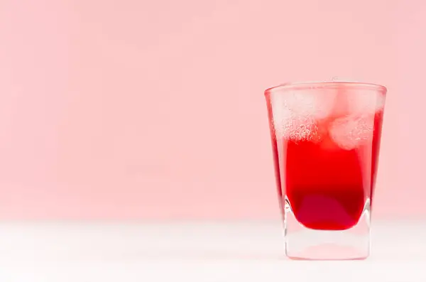 Tropische Verfrissing Alcohol Red Shot Drinken Met Ijsblokjes Witte Houten — Stockfoto