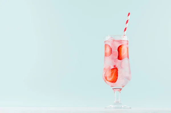 Hausgemachte Rosa Limonade Mit Erdbeerscheiben Eiswürfeln Soda Gestreiftem Stroh Vernebeltem — Stockfoto