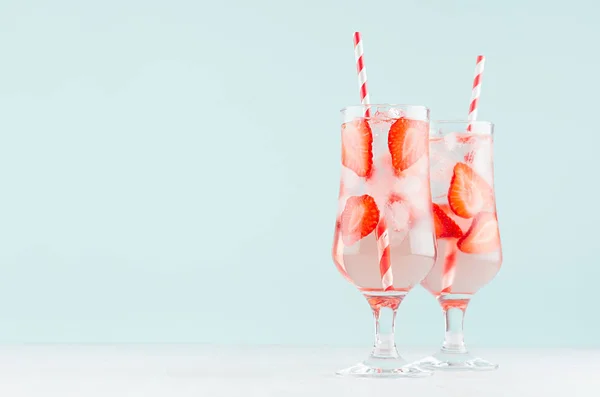 Bebida Desintoxicación Frutas Con Rodajas Frutas Rojas Cubitos Hielo Agua — Foto de Stock