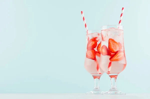 Kaltes Sommer Erdbeerwasser Mit Erdbeerscheiben Eiswürfeln Soda Stroh Vernebelten Glas — Stockfoto