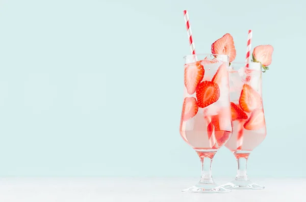 Rosa Erdbeerlimonade Mit Mineralwasser Fruchtscheiben Eiswürfeln Stroh Vernebelten Glas Auf — Stockfoto