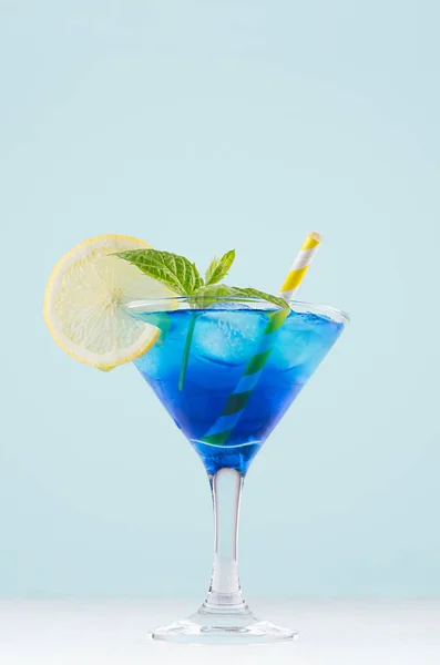 Bevanda Estiva Fredda Laguna Blu Con Cubetti Ghiaccio Fetta Limone — Foto Stock