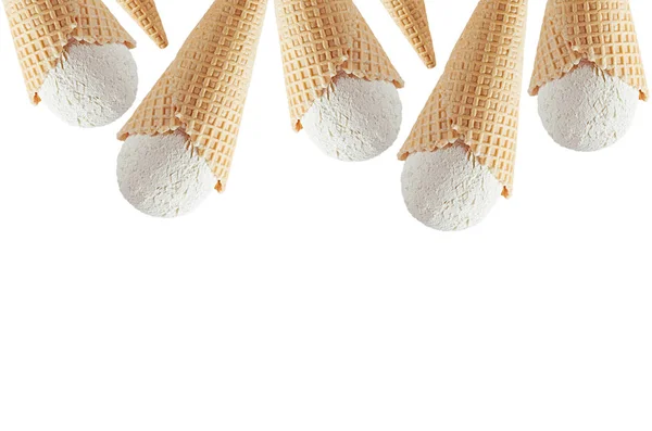 Летняя Кулинарная Граница Белого Сливочного Мороженого Хрустящих Вафельных Конусах Выделенных — стоковое фото