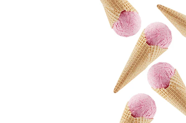 白い背景に隔離された装飾的な境界線として鮮明なワッフルコーンでピンクのアイスクリーム モックアップ コピースペース — ストック写真