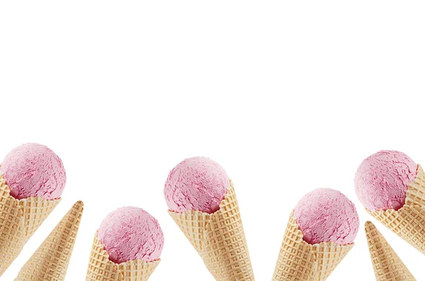 白い背景に隔離された装飾的なフレームとして鮮明なワッフルコーンでイチゴアイスクリーム モックアップ コピースペース — ストック写真