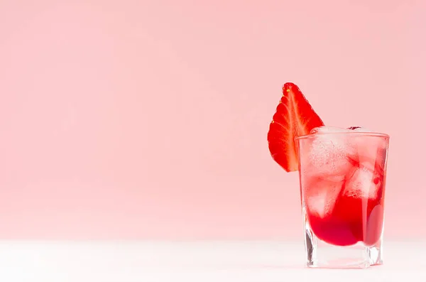 Cocktail Froid Tropical Rouge Juteux Avec Glaçons Tranche Fraise Verre — Photo