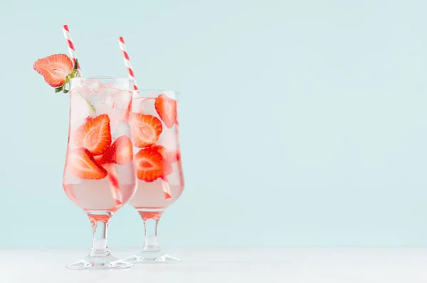 Erdbeer Limonade Mit Reifen Beerenscheiben Eiswürfeln Und Mineralwasser Stroh Eleganten — Stockfoto