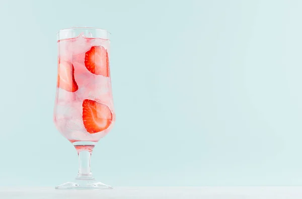 Acqua Alla Fragola Con Fette Frutta Rossa Cubetti Ghiaccio Acqua — Foto Stock