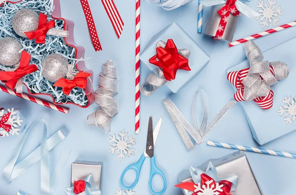 Neujahrshintergrund Leuchtend Blaue Rote Und Silberne Metallische Geschenkboxen Mit Bändern — Stockfoto
