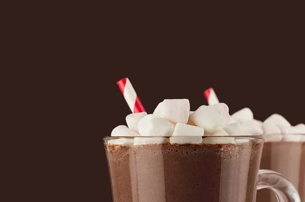 Délicieux Dessert Chocolat Avec Guimauves Gros Plan Paille Rayée Rouge — Photo