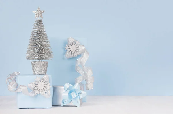 Eleganz Weiche Weihnachtsdekoration Kleine Silberne Tanne Mit Blauen Geschenkboxen Mit — Stockfoto