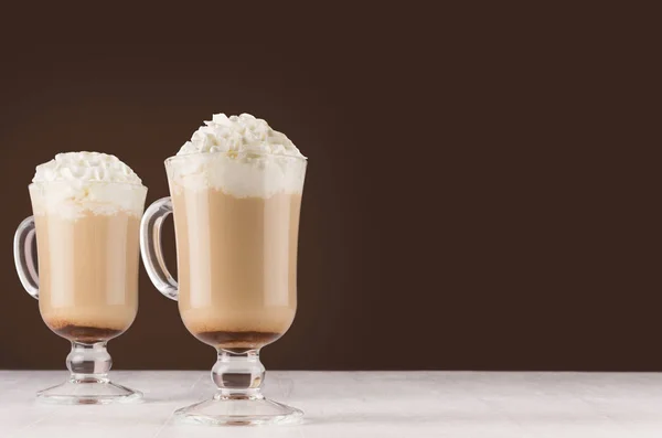 Café Cappuccino Avec Crème Fouettée Deux Verres Transparents Avec Poignées — Photo