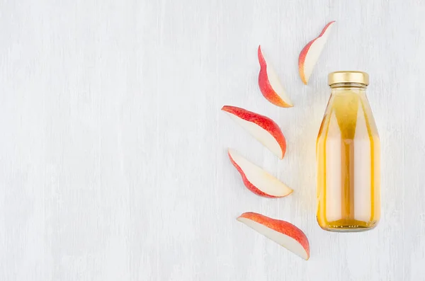 Jus Pir Kuning Transparan Segar Dalam Botol Kaca Dengan Buah — Stok Foto