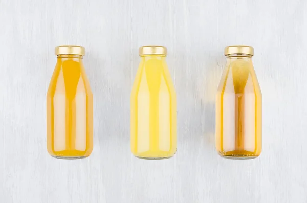 Set Van Biologische Vruchtensappen Sinaasappelsap Mango Appel Glazen Flessen Witte — Stockfoto