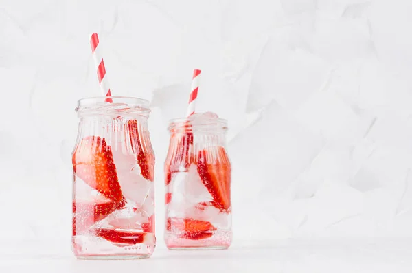 딸기의 음료수 단순하고 부드러운 줄무늬 — 스톡 사진