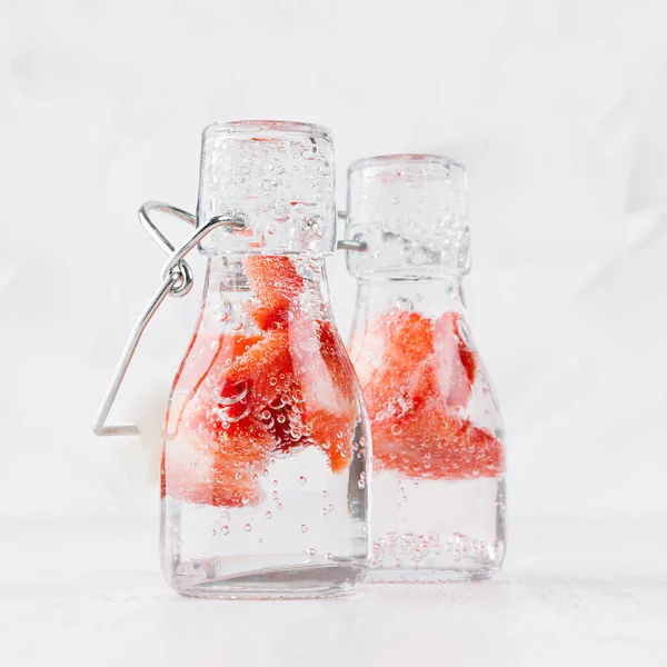 Bebidas Frescas Frias Morango Maduro Com Água Com Gás Bolhas — Fotografia de Stock