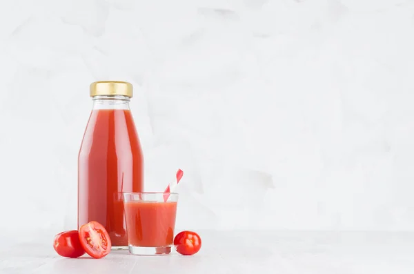 Frischer Roter Tomatensaft Glasflaschen Attrappe Mit Glas Stroh Gemüsescheiben Weichen — Stockfoto