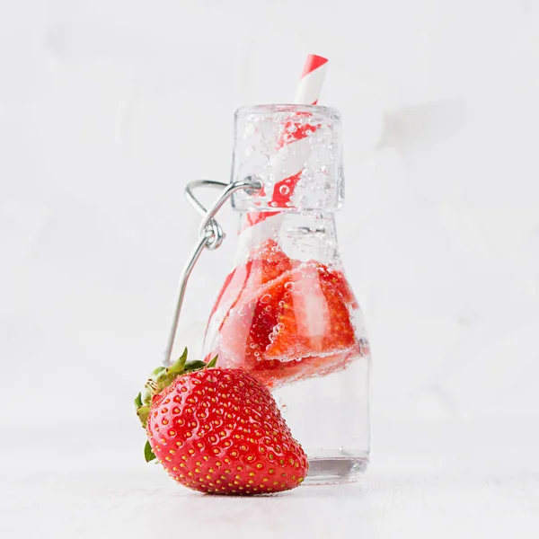 Frischer Sommercocktail Mit Reifen Erdbeeren Limo Stroh Jochflasche Auf Elegantem — Stockfoto