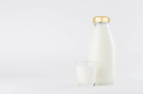 Lait Bouteille Verre Avec Modèle Bouchon Doré Avec Verre Sur — Photo