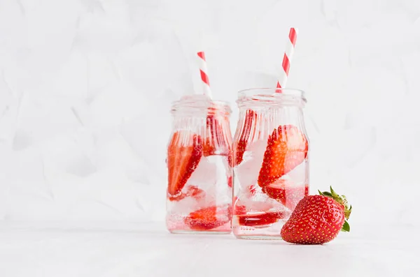 Bevande Fatte Casa Estive Acqua Fragola Infusa Con Bacca Tagliata — Foto Stock