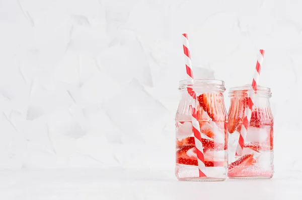 柔らかい白い木のテーブルの上にエレガントな瓶の中の赤いイチゴ ソーダ水 コピースペースで明るい新鮮な夏の飲み物をお楽しみください — ストック写真