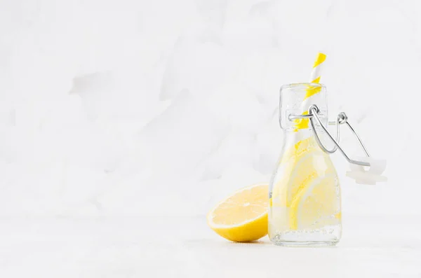 Natuurlijke Biologische Cocktail Met Citroen Koolzuurhoudend Water Plakjes Gestreept Stro — Stockfoto