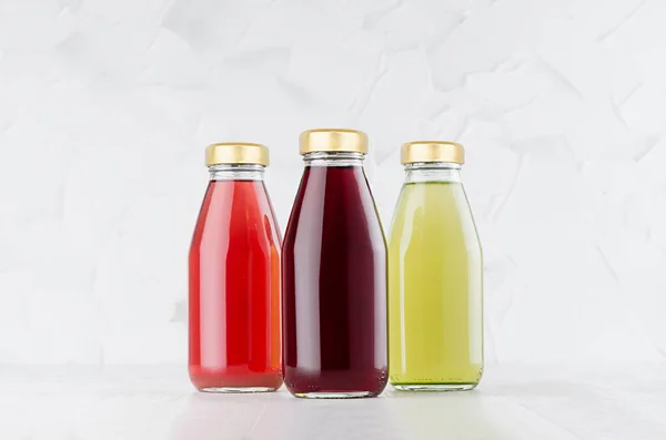 Rood Roze Groene Vruchtensappen Glazen Flessen Met Dop Model Groep — Stockfoto