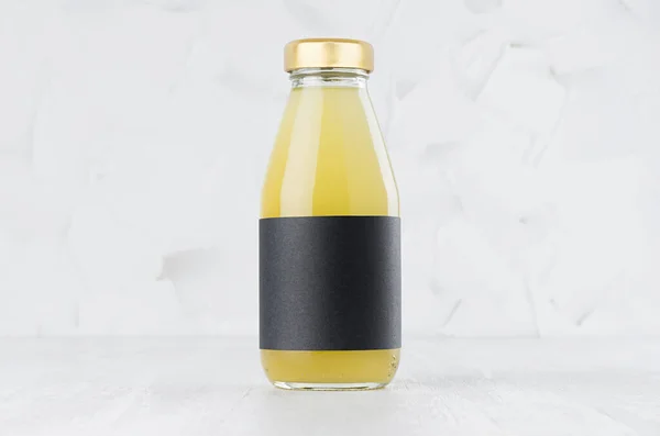 Gele Ananas Sap Glazen Fles Met Gouden Dop Zwarte Blanco — Stockfoto