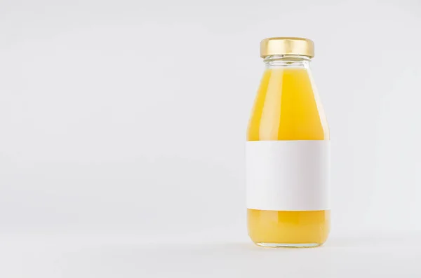 Oranje Geel Sap Glazen Fles Met Gouden Dop Witte Blanco — Stockfoto