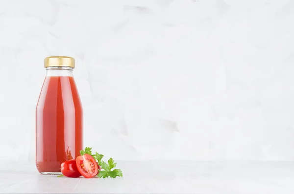 Frischer Roter Tomatensaft Glasflaschenschablone Mit Grüner Petersilie Gemüsescheiben Auf Holztisch — Stockfoto