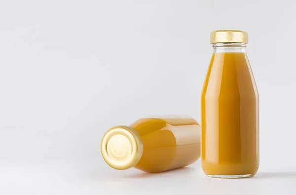 Orange Mango Sappen Glazen Flessen Met Gouden Lege Dop Voor — Stockfoto
