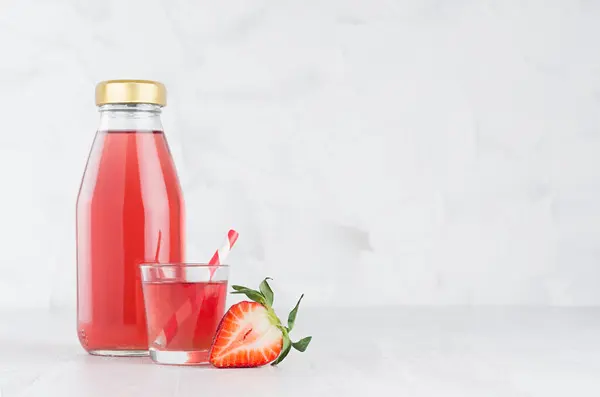 ガラス瓶の中の新鮮なピンクのイチゴジュースは コピースペースと木製のテーブルの上に柔らかい光白のインテリアでガラス フルーツスライスでモックアップ — ストック写真