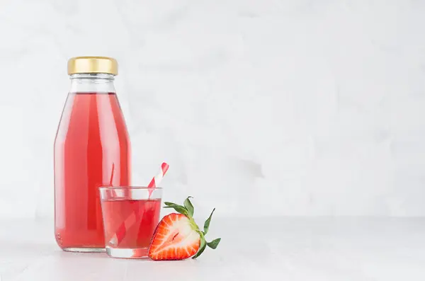 Jugo Fresa Rosa Fresca Botella Vidrio Maqueta Con Vidrio Paja — Foto de Stock