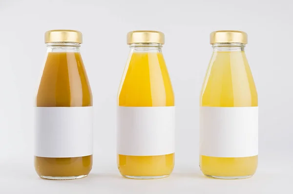 Πορτοκαλί Κίτρινοι Χυμοί Φρούτων Συλλογή Γυάλινα Μπουκάλια Καπάκι Λευκό Κενό — Φωτογραφία Αρχείου