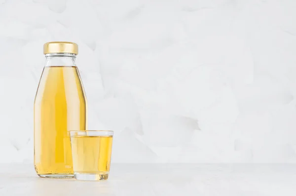 Jus Apel Transperen Kuning Segar Dalam Botol Kaca Yang Diejek — Stok Foto