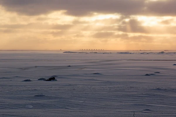 Dramatisk Vinter Solnedgång Frusen Täckt Strand Med Gyllene Solstrålar Stormig — Stockfoto