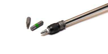 Beyaz arka planda değiştirilebilir parçaları olan tornavida. Araba servisi ve inşaat onarım konsepti. Boşluğu kopyala.