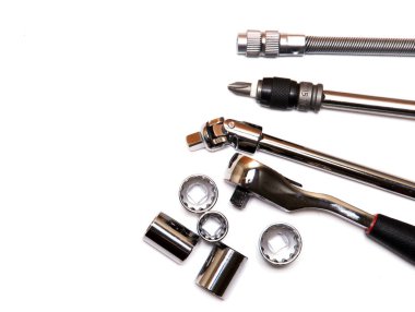 Tornavida, değiştirilebilir parçalar, sert ve esnek metal uzatma kablosu, kilit anahtarı, hepsi beyaz arka planda. araba servisi ve inşaat onarım konsepti.