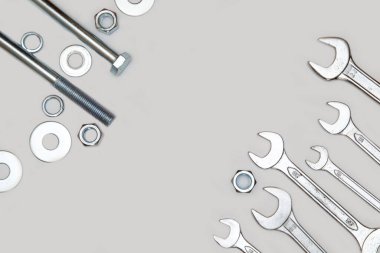 Gri beton arka planda anahtarlar, cıvata, fındık ve çamaşır makineleri. Tamir konsepti, araba servisi fotokopi alanı, düz döşeme. Baba günü.