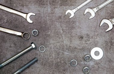 Gri beton arka planda anahtarlar, cıvata, fındık ve çamaşır makineleri. Tamir konsepti, araba servisi fotokopi alanı, düz döşeme. Baba günü.