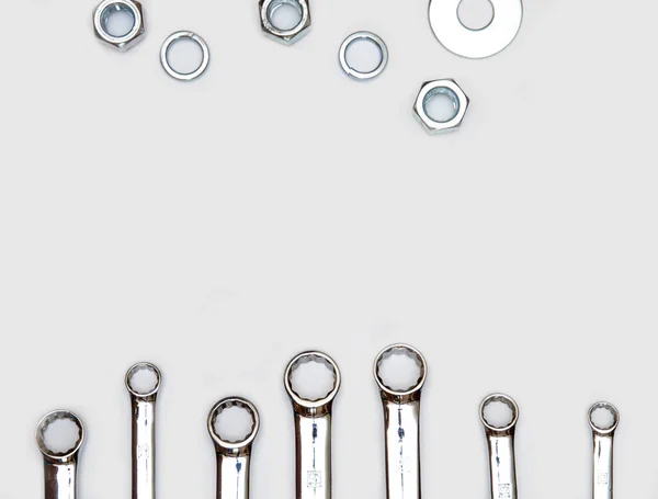 Schlüsselschlüssel Und Unterlegscheiben Auf Grauem Hintergrund Reparatur Und Bau Kopierraum — Stockfoto
