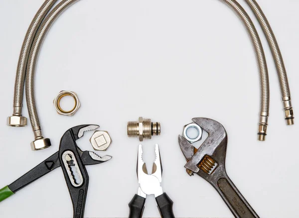 Ngiliz Anahtarı Ayarlanabilir Anahtar Kerpeten Metal Esnek Borular Gri Arka — Stok fotoğraf