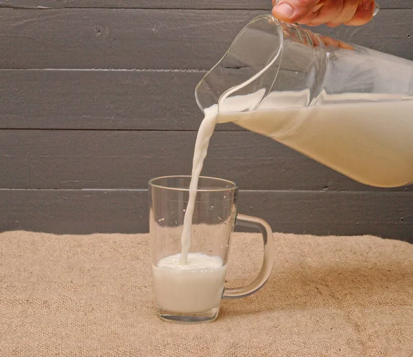 Чоловік Вливає Молоко Склянку Декантера Здорове Дитяче Харчування Сільський Фон — стокове фото
