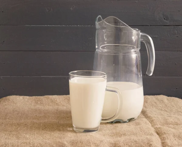 Glas Mit Milch Und Karaffe Vorhanden Gesunde Babynahrung Rustikaler Hintergrund — Stockfoto