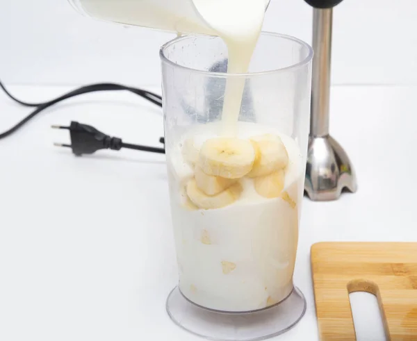 Passo Despeje Iogurte Liquidificador Com Pedaços Picados Pêra Banana Fazendo — Fotografia de Stock