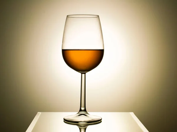 Vetro Trasparente Con Vino Bianco Tavolo Riflettente Sullo Sfondo Della — Foto Stock