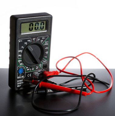 Beyaz-siyah arka planda sondaları olan dijital çokölçer. Elektrik ağı ekipmanlarının konsept onarımı, hobi.