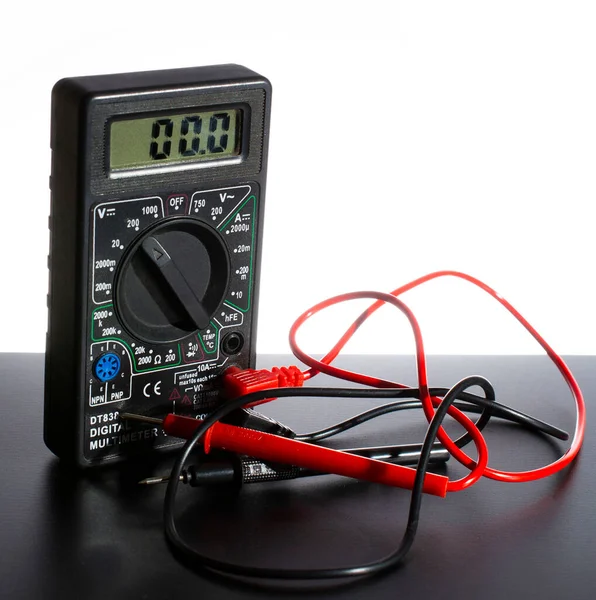 Digitale Multimeter Met Sondes Een Wit Zwarte Achtergrond Concept Reparatie — Stockfoto